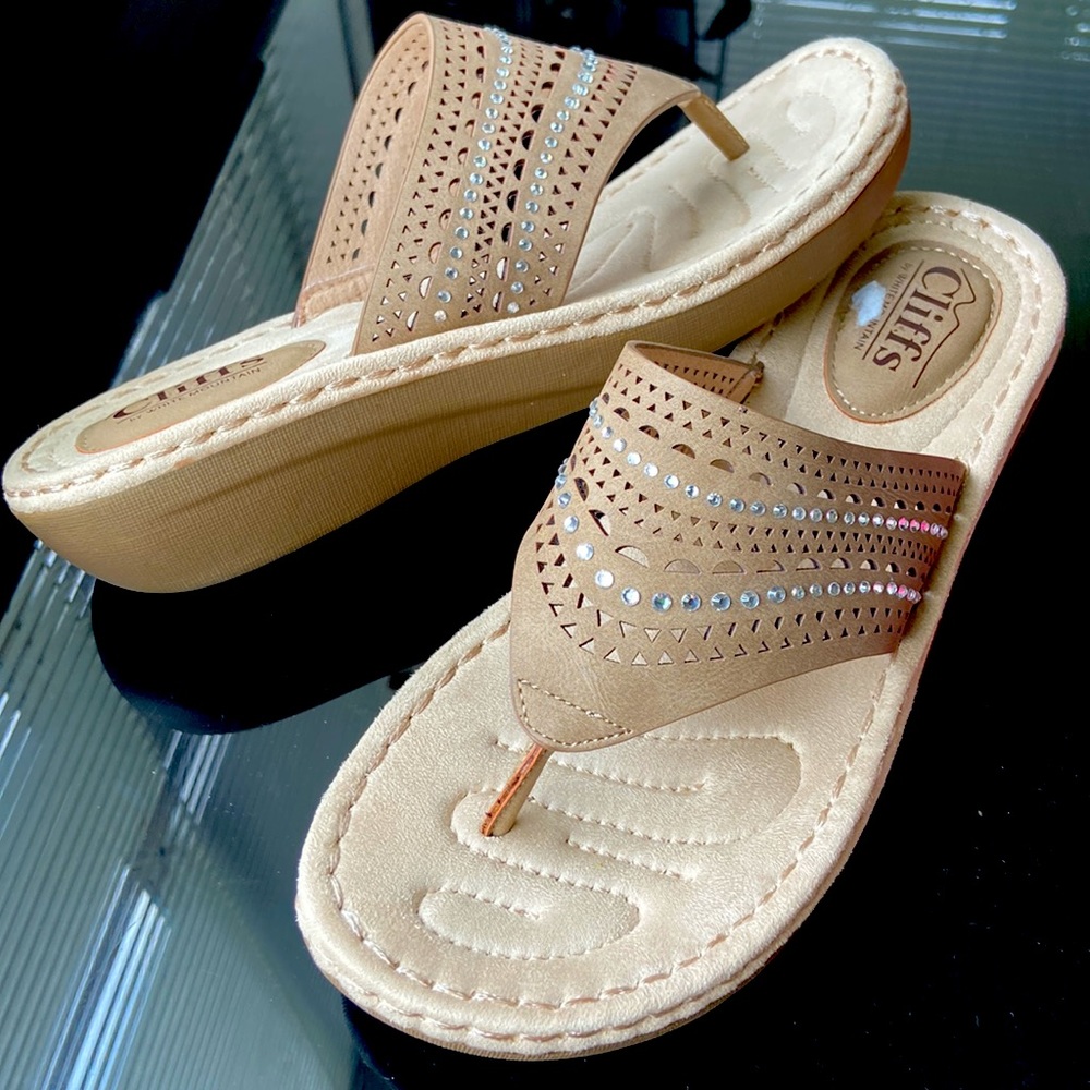 CLIFFS BY WHITE MOUNTAIN  BEIGE THONG COMPACT WEDGE SANDALS